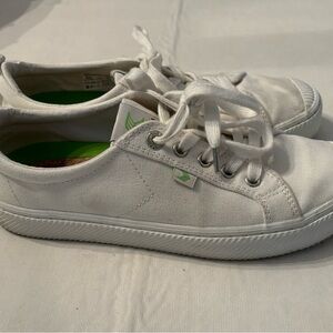 Cariuma low top sneakers